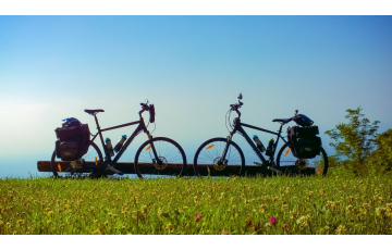 Körbe-körbe, karikázva, a Tisza-tó körül!